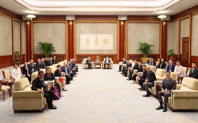 國務院港澳事務辦公室主任夏寶龍在北京會見了交流團。港澳辦網站圖片