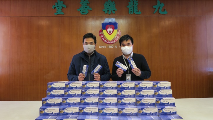 黃元山向三間機構轉贈2100個口含式新冠快速測試包。