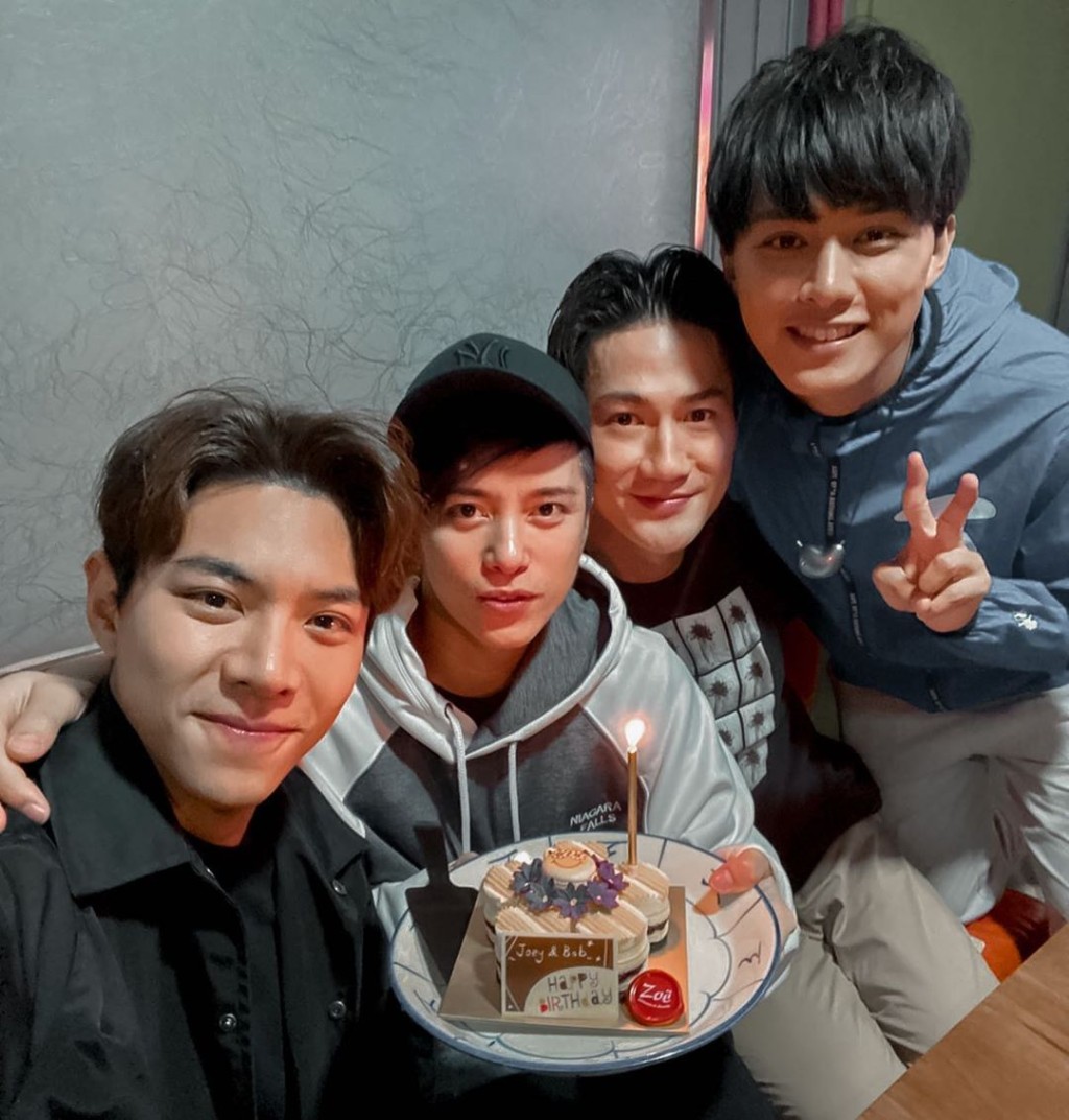 四子難得齊腳慶祝，當然特別開心。