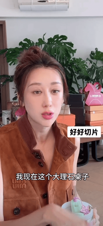 蔣麗莎在直播中提到家中的大理石桌子，為接下來的家庭糾紛埋下伏筆。