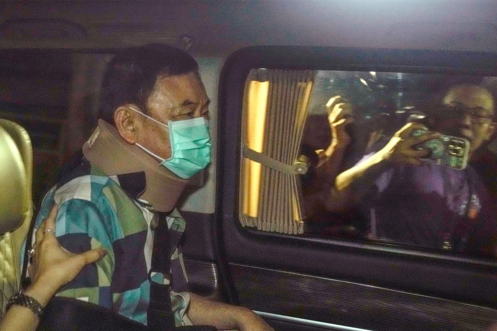 他信獲得假釋返回曼谷住所，被外界質疑得到特殊待遇。美聯社
