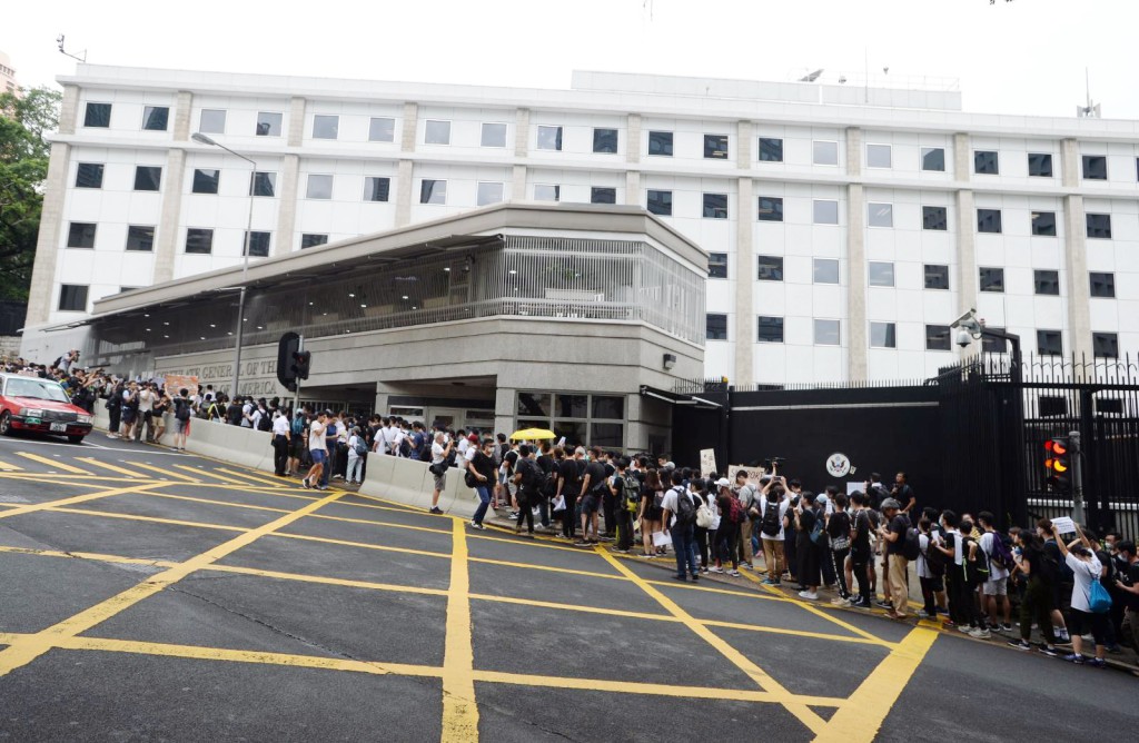 市民前往19個駐港總領事館遞信請願。
