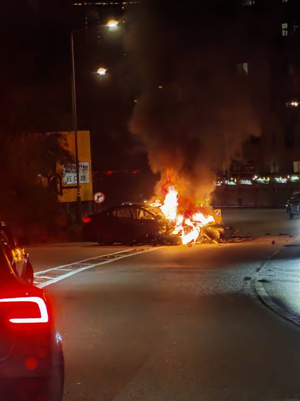 私家車失事後，車頭起火冒煙。網上圖片