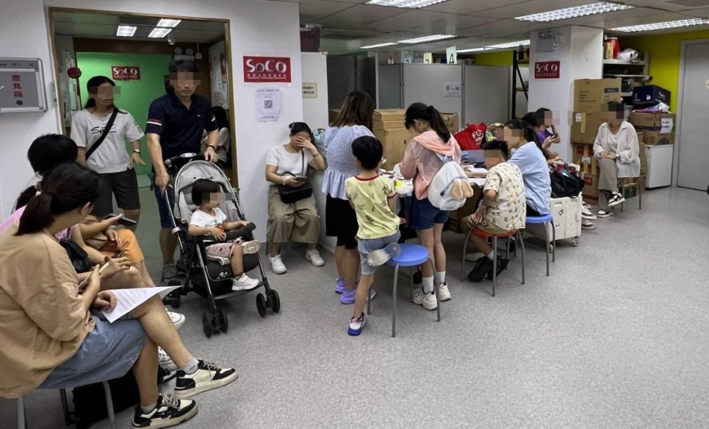 不少年輕家長帶同子女前來接種免費流感疫苗。(劍苗醫療提供) 不少年輕家長帶同子女前來接種免費流感疫苗。(劍苗醫療提供)