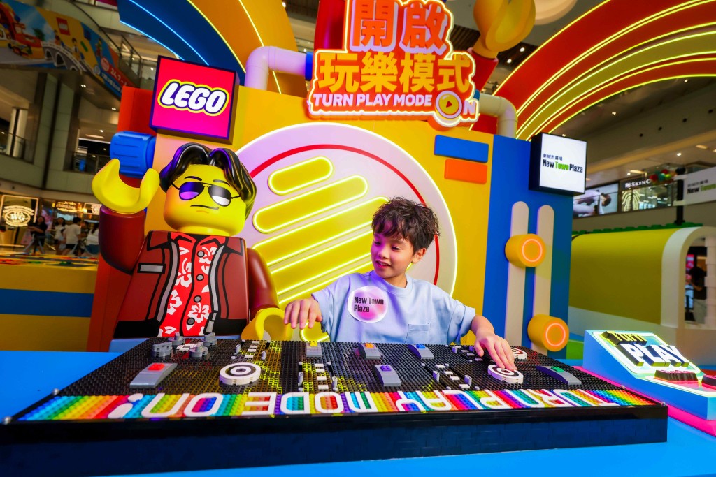 只要觸碰「『樂』動型格電音混音台」的樂高混音碟盤或按鈕,即可以即時自創Sound Effects,讓你化身「樂」動型格DJ!(圖片來源:新城市廣場) 只要觸碰「『樂』動型格電音混音台」的樂高混音碟盤或按鈕,即可以即時自創Sound Effects,讓你化身「樂」動型格DJ!(圖片來源:新城市廣場)