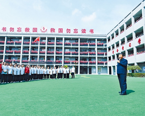 習近平到訪陝西綏德實驗中學。