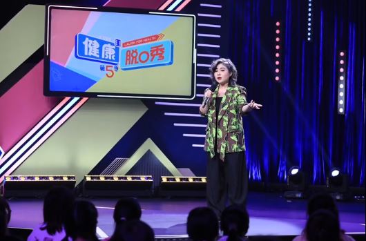 眼科醫生崔莉同時也是搖滾歌手及楝篤笑演員。抖音