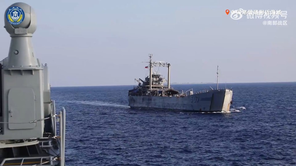 当日菲方舰艇靠近解放军。微博@南部战区 当日菲方舰艇靠近解放军。微博@南部战区