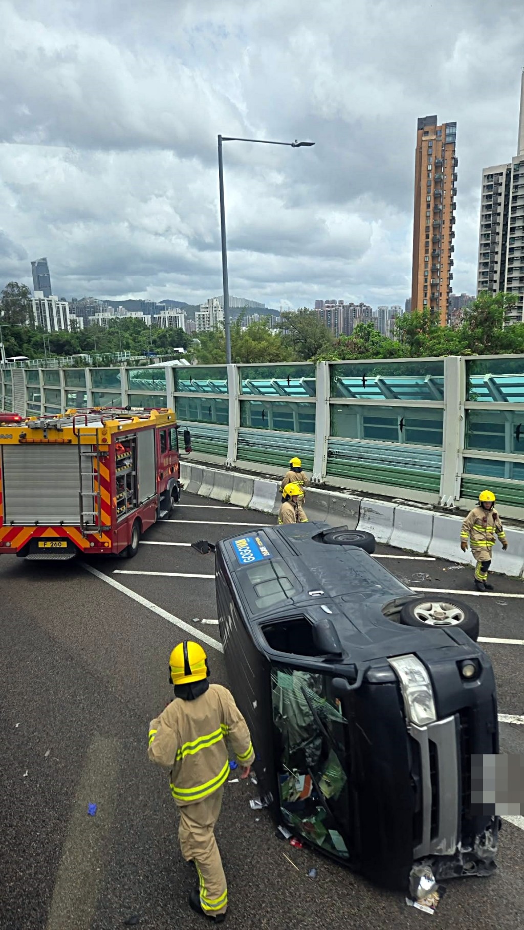 客貨車自炒翻側。讀者提供 客貨車自炒翻側。讀者提供