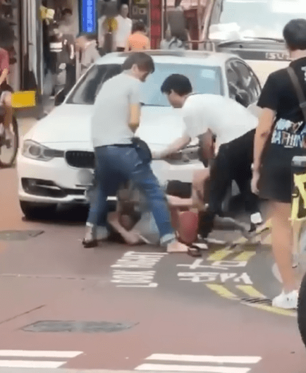 兩女又打到跌倒地上，兩男續勸。fb香港突發事故報料區網片截圖 