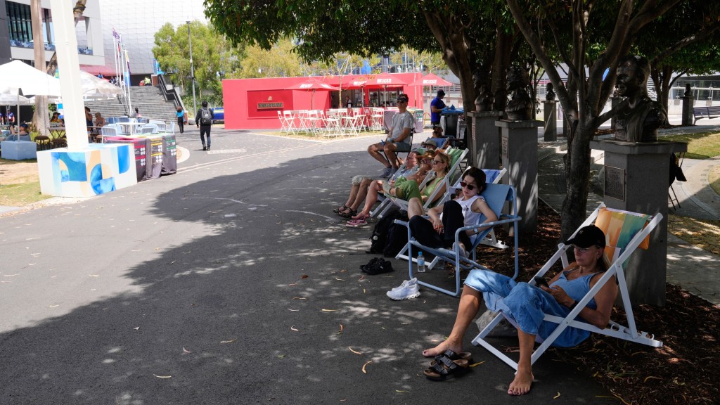 澳網粉絲躲在樹蔭下乘涼。美聯社