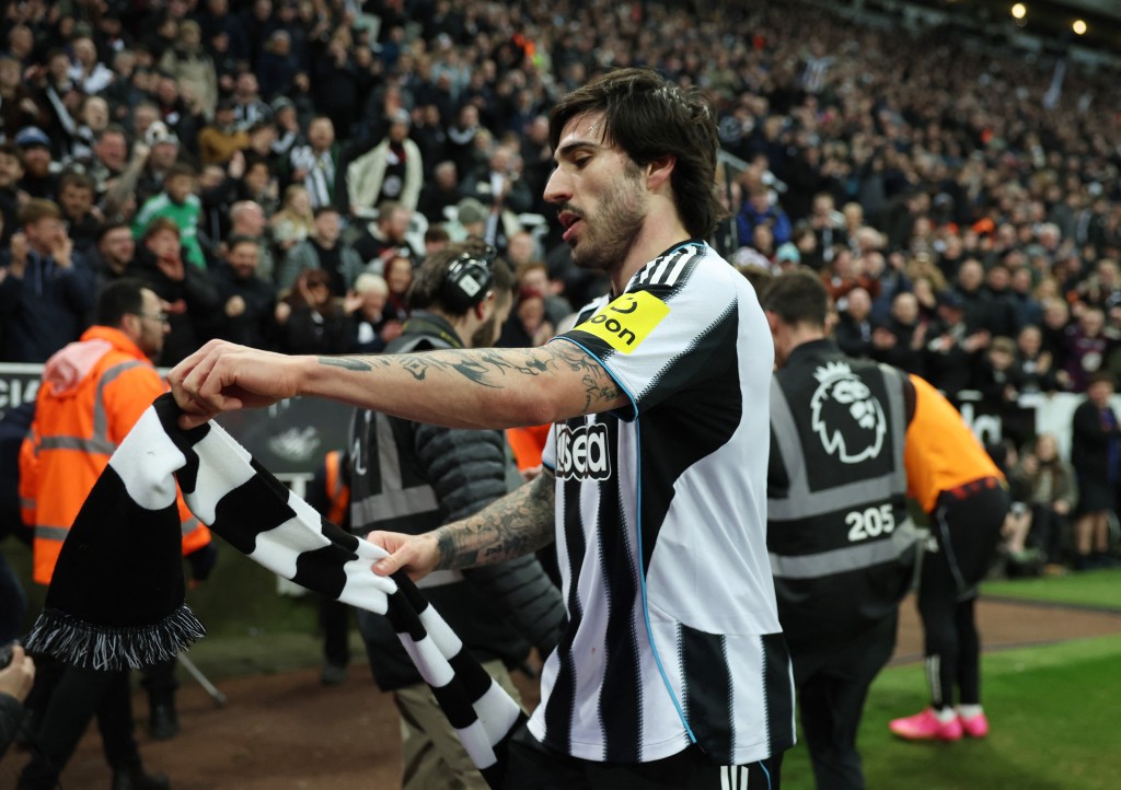 曼聯視效力紐卡素的東拿利為頭號轉會目標。路透社