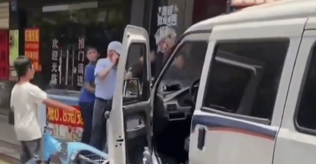 途人察看失控警車情況。 途人察看失控警車情況。