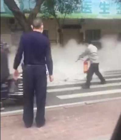 保安援助滅火。網圖