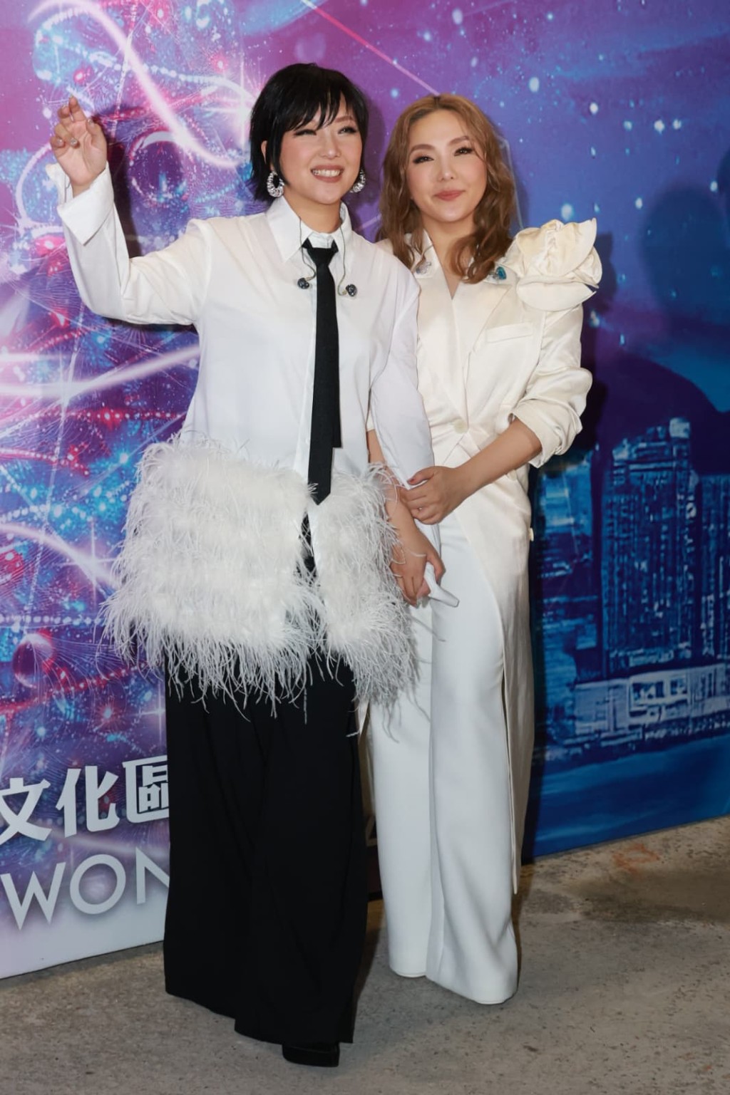 衛蘭（右）為姜濤祈禱，她有感「得意仔」承受巨大壓力。