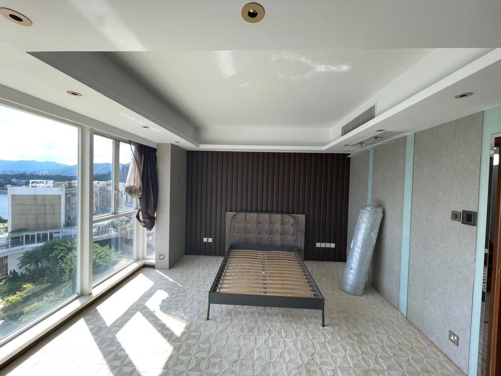 睡房设有大窗，把海景引入室内。