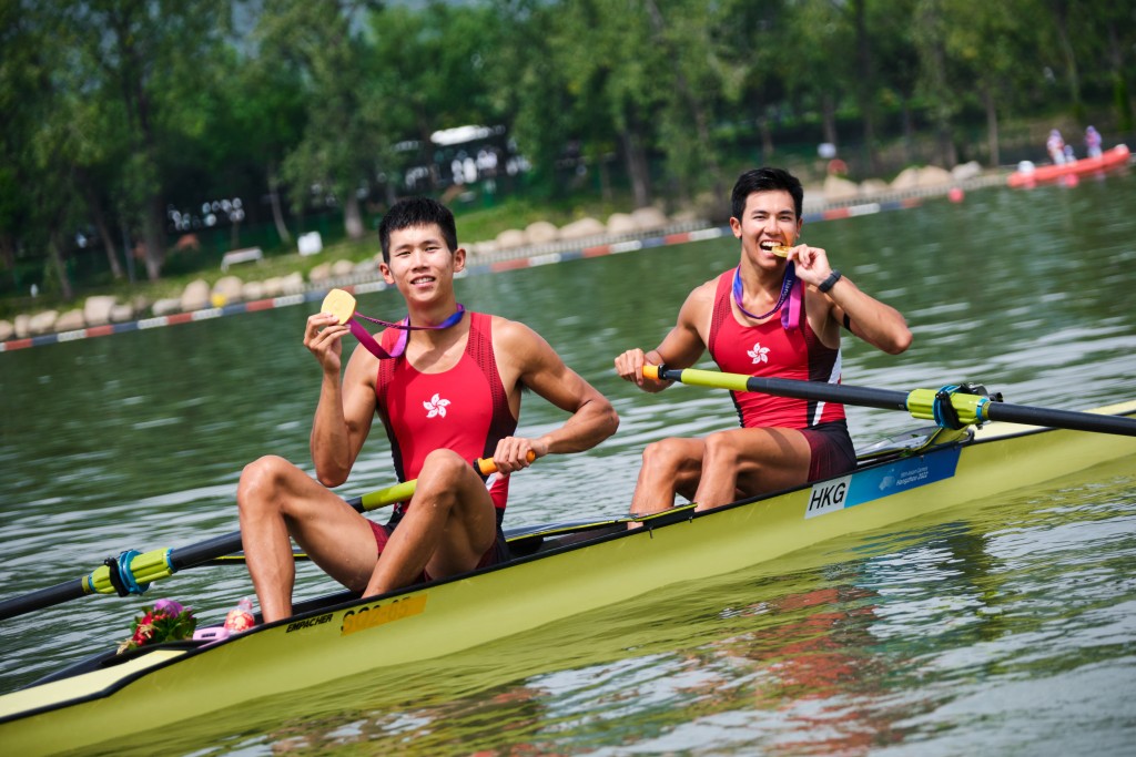 港将林新栋/王玮骏在杭州亚运摘走男子双人单桨艇金牌 。港协暨奥委会图片