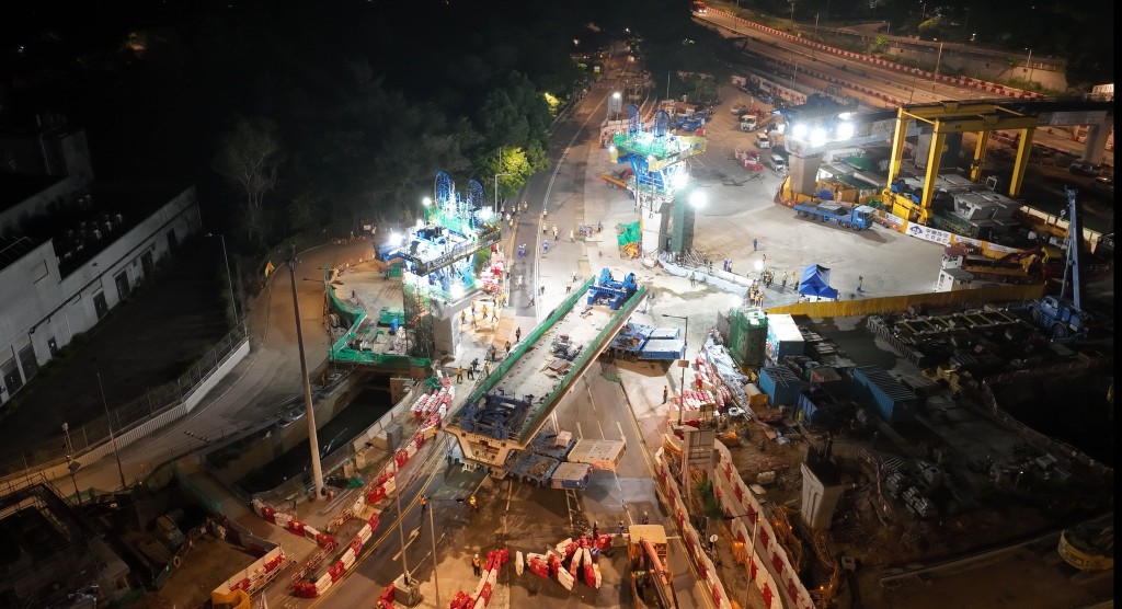 土拓署指連接落馬洲路與粉嶺公路/新田公路的連接路工程第四節段橋樑完成吊裝。土拓署FB圖片 土拓署指連接落馬洲路與粉嶺公路/新田公路的連接路工程第四節段橋樑完成吊裝。土拓署FB圖片
