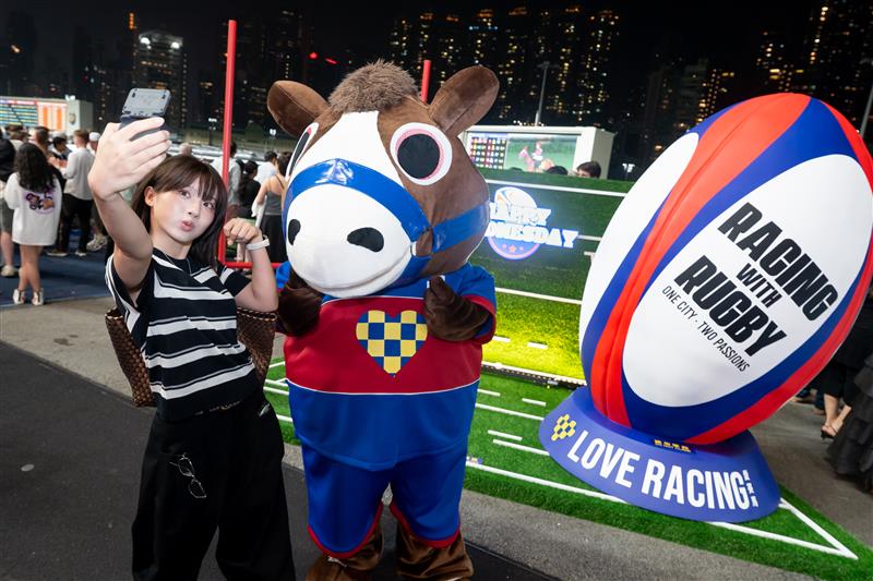 跑馬地馬場的「快活星期三」成為活力十足的欖球嘉年華。 跑馬地馬場的「快活星期三」成為活力十足的欖球嘉年華。