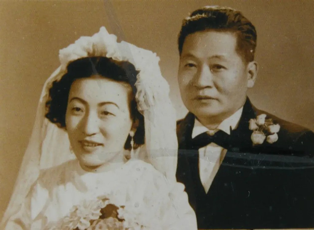 金默玉與第一任丈夫馬萬里的結婚照。 百度 金默玉與第一任丈夫馬萬里的結婚照。 百度