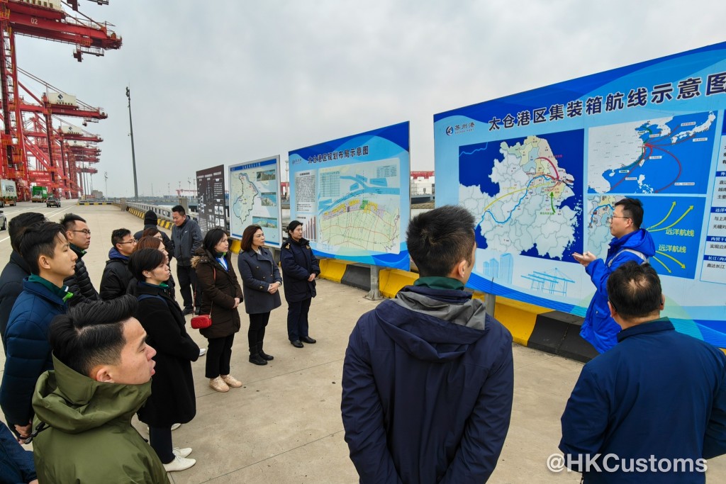 15名海关人员了解内地海关业务情况。 香港海关facebook图片