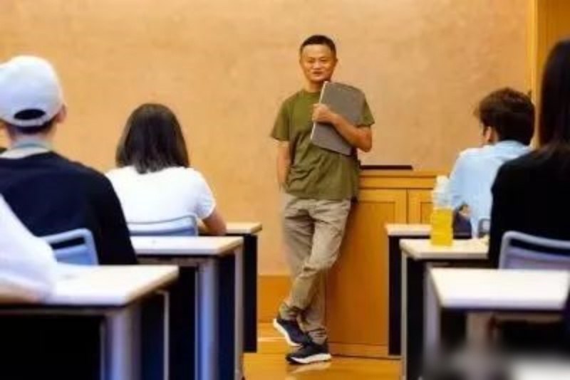 馬雲在東京大學講學與同學們交流。網圖