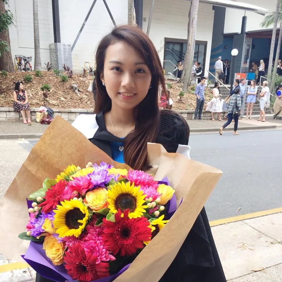 鞠頴怡的畢業照片。