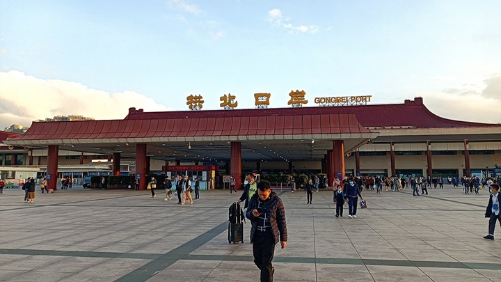 根據當局評估,在長達10天的內地假期期間,上述口岸的總出入境人次預計將高達743萬,較去年同期錄得逾10%的增長。 根據當局評估,在長達10天的內地假期期間,上述口岸的總出入境人次預計將高達743萬,較去年同期錄得逾10%的增長。