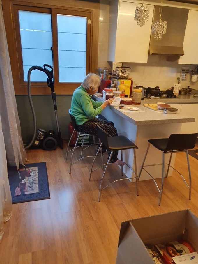黃婆婆能正常進食。網圖