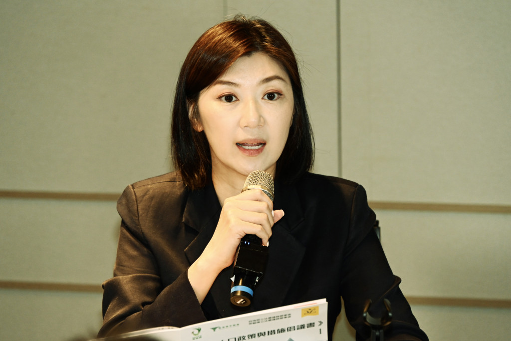 袁彌昌的太太、新民黨立法會議員容海恩今午在立法會見記者回應事件。資料圖片