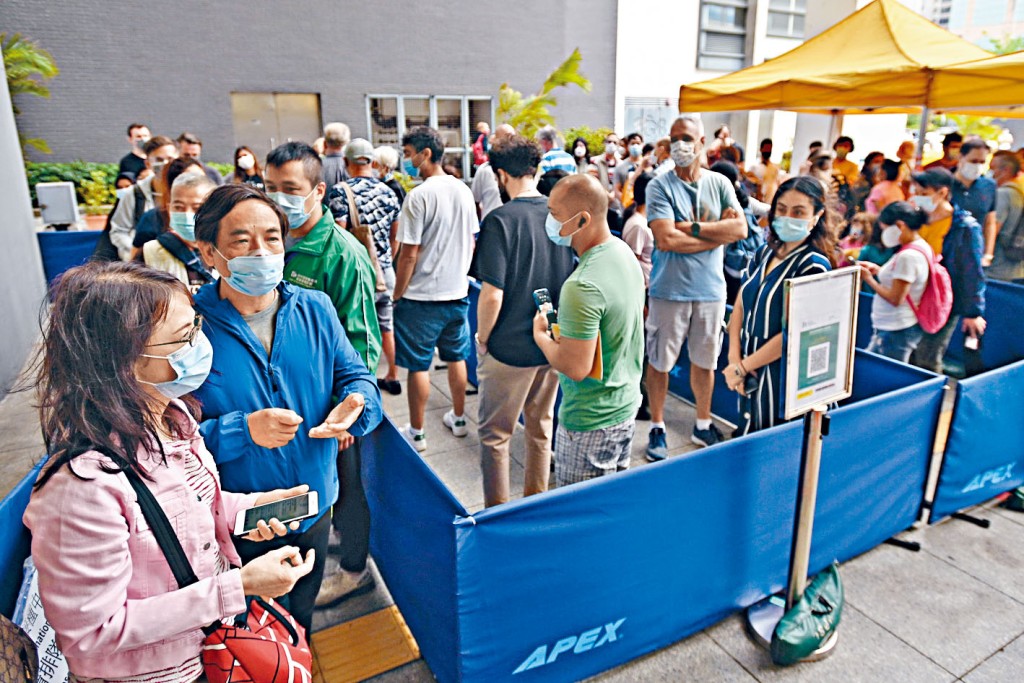 市民排隊接種復必泰疫苗。