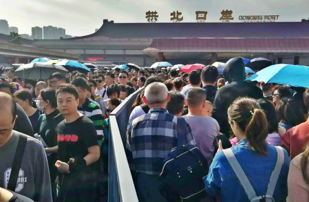拱北口岸人山人海。網上圖片