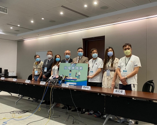 立法會議員邵家輝(左五)聯同按摩業界召開記者會。