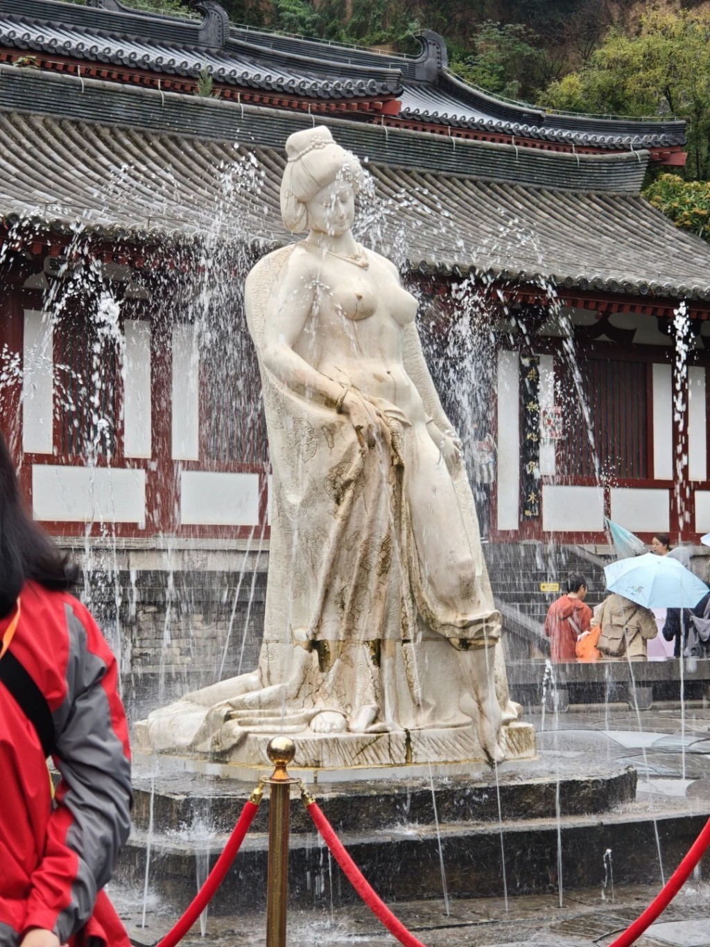 放置西安華清池35年的貴妃雕像，突被質疑裸露上身敗壞社會風氣。小紅書