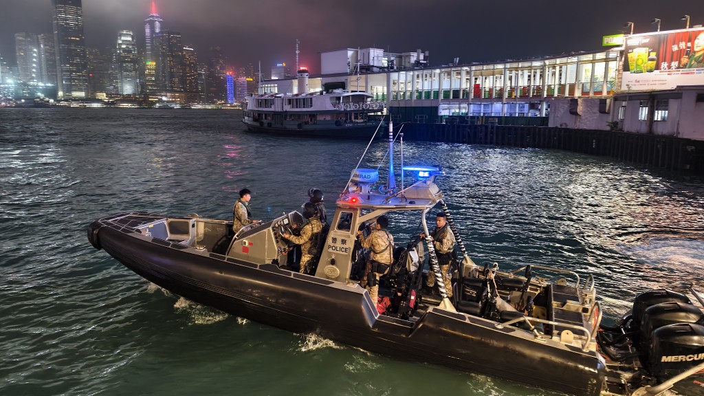 水警及救援人员接报到场，将女子救起。黄文威摄