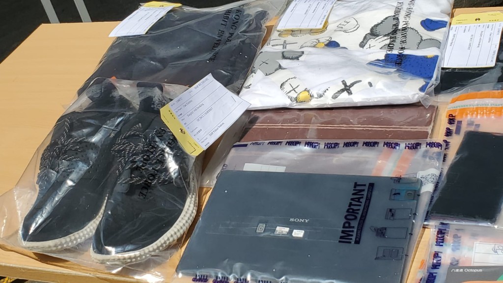 警方展示檢獲的贓物。林思明攝