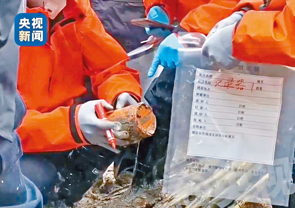 东航空难，搜救人员找到其中一个「黑盒子」。
