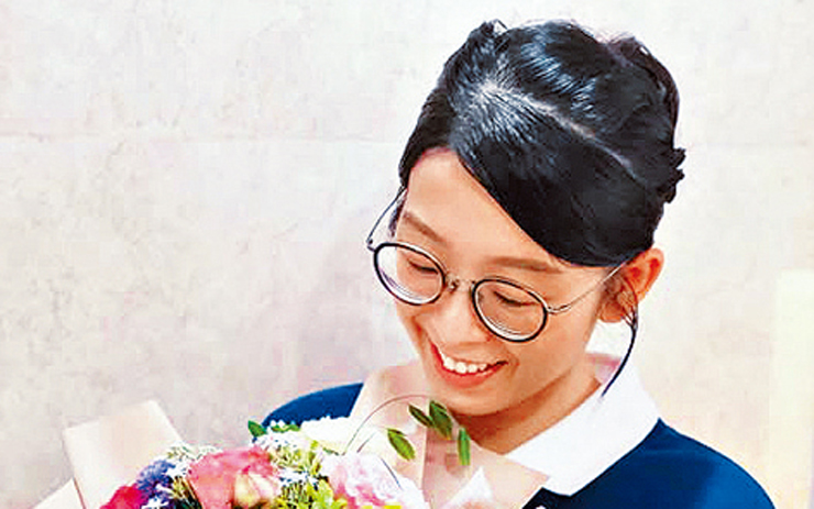 吳安儀在社交平台晒手抱花束嘅甜笑相。