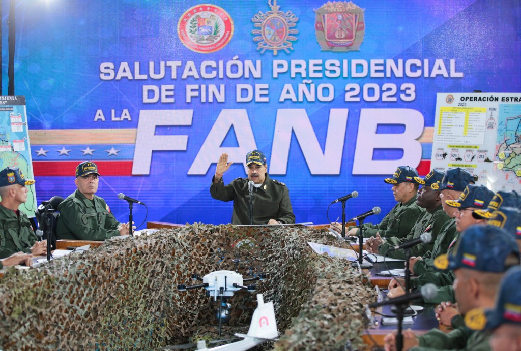馬杜羅與軍方開會後，宣布舉行軍演。路透社