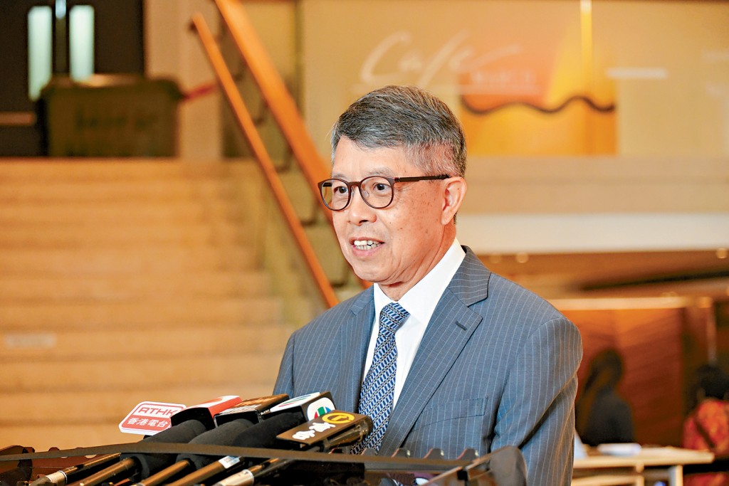 吳天海認為，本港經濟及零售業面對利率高、匯率高，以及人手空缺高壓力。