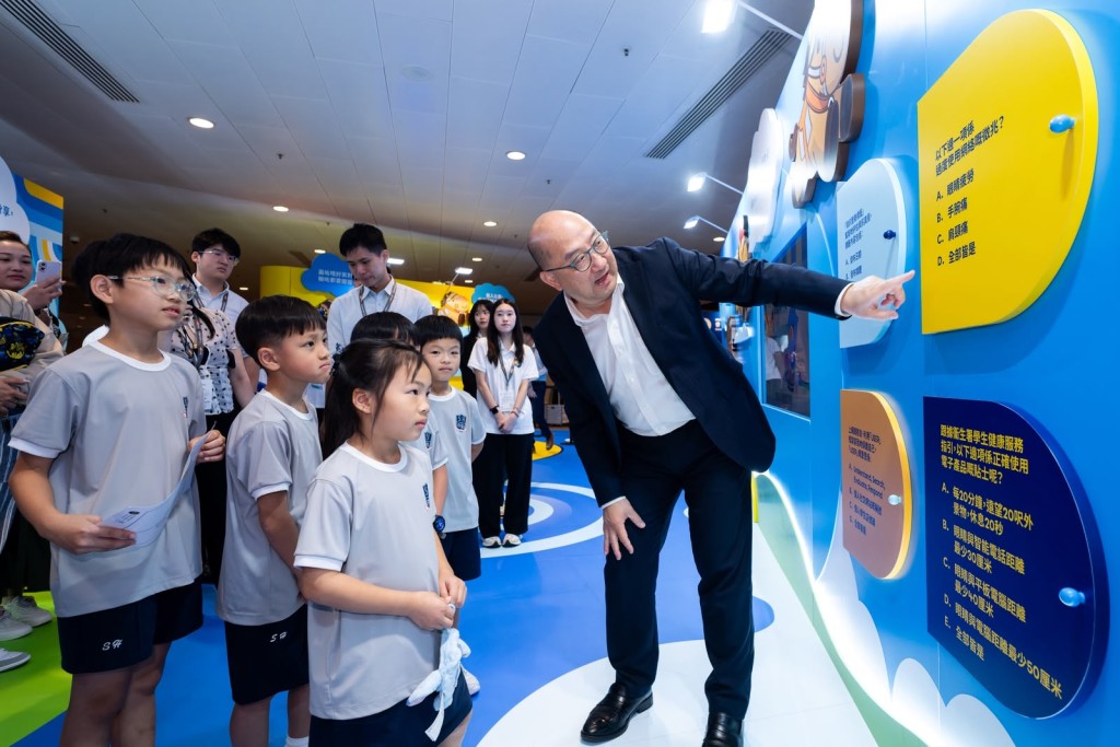 香港賽馬會公司事務執行總監譚志源到訪香港書展,參觀馬會展區,並與小學生互動交流。 香港賽馬會公司事務執行總監譚志源到訪香港書展,參觀馬會展區,並與小學生互動交流。
