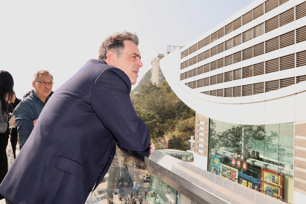 奧蘇利雲難得可以獨自欣賞山頂風景。徐嘉華