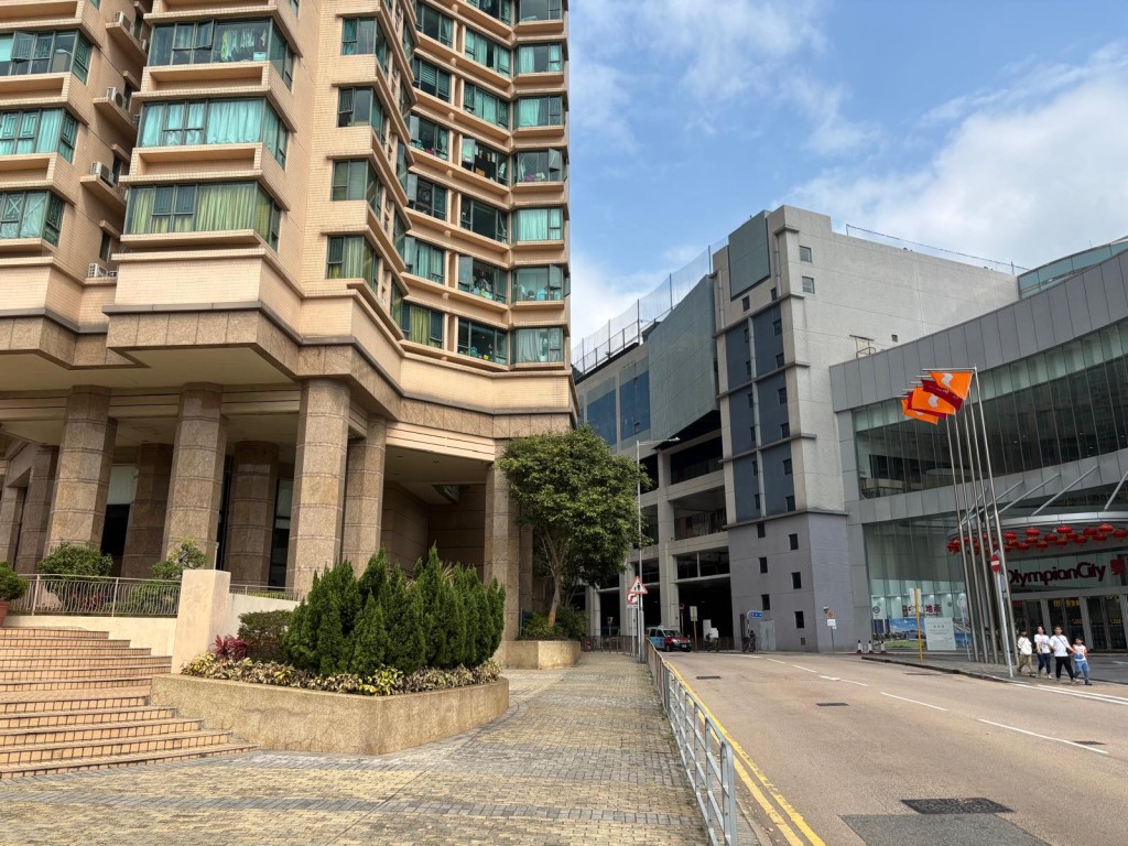 維港灣與奧海城匹克球場地僅一街之隔。 維港灣與奧海城匹克球場地僅一街之隔。