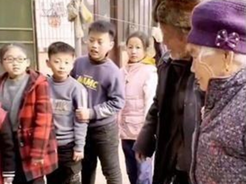 等著拜年的小朋友排起條長長的隊。網圖