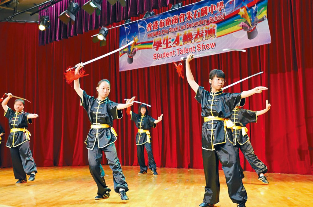 朱石麟中学举办学生才艺表演，供区内二百位长者欣赏。