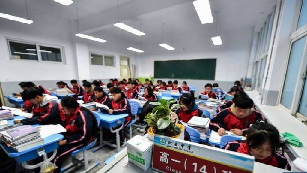 湖南有中学向学生颁“退步快学生”奖引起争议。示意图。新华社