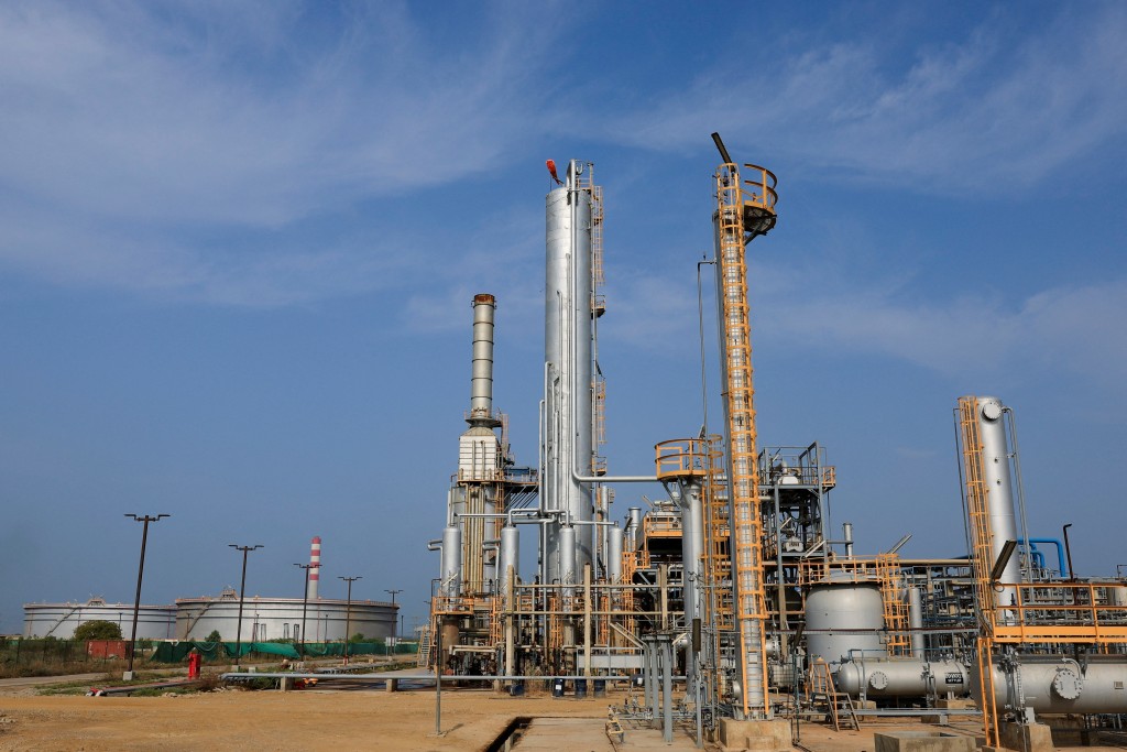 中東局勢引發油價飛升，貨運物流界受燃油附加費急升困擾。