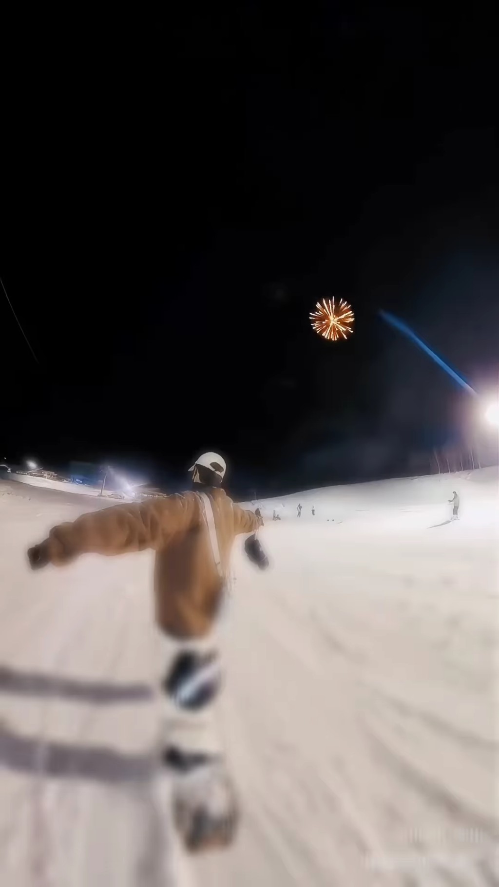 马俊杰滑雪时还可以看烟火。