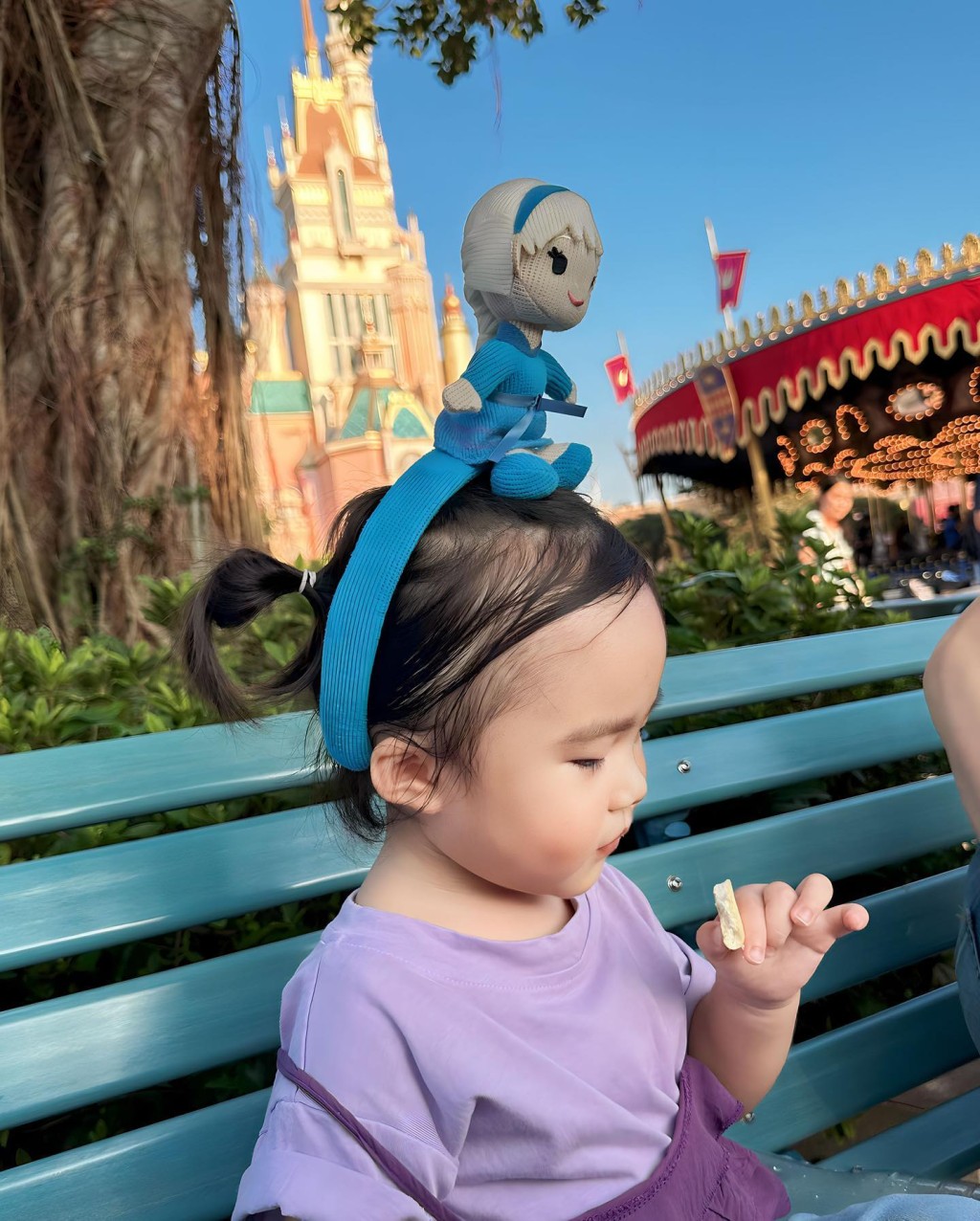 麥QQ帶Elsa頭箍。