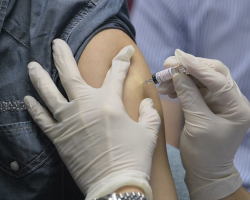 中大民調指半數受訪者認同疫苗接種率高有助生活恢復正常。資料圖片